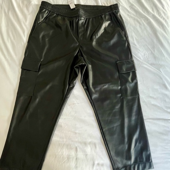 NWT Gap Mid Rise Easy Vegan-Leather Cargo Pants - Picture 9 of 9